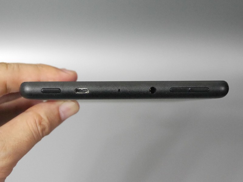 上部には電源ボタン、Micro USBコネクタ、イヤフォンジャック、音量ボタンが用意される。配置は従来と同じだが、ボタンの色がFire HD 8と同じくブラックに改められた