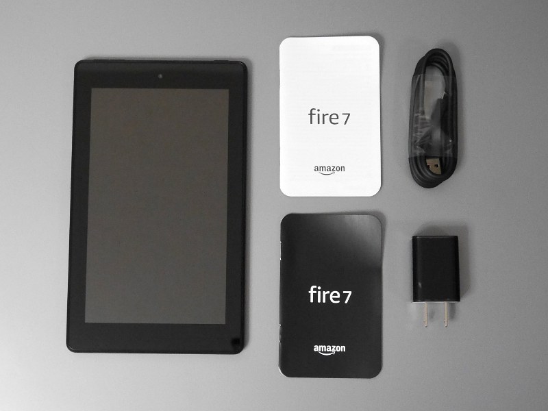 同梱物一覧。従来と同じく、各国語版の保証書とスタートガイド、USBケーブル、USB-ACアダプタが付属する