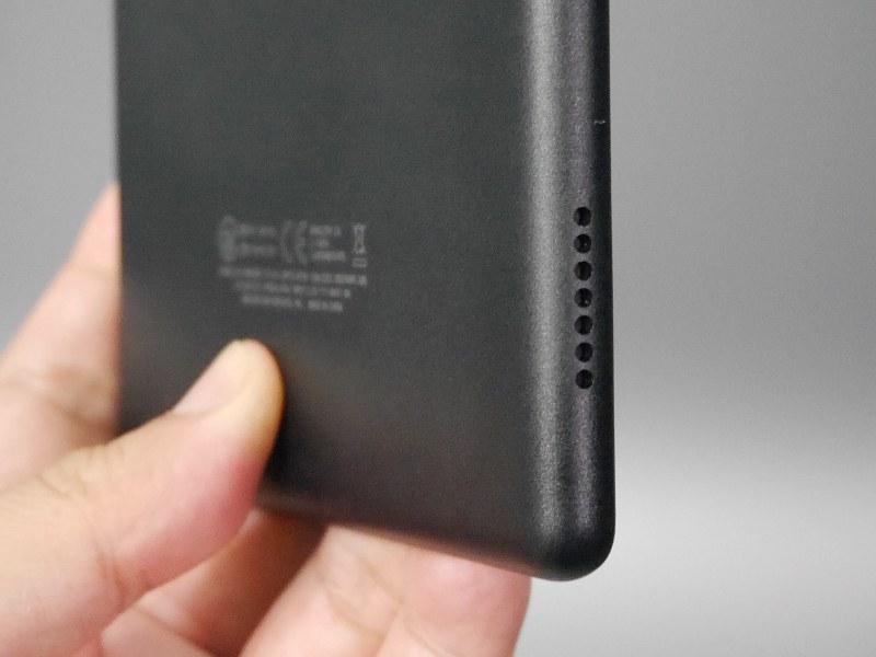 従来モデルと異なり、側面にスピーカーを備える