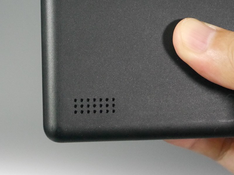 従来モデルではスピーカーは背面左下にあった。Alexaの利用を前提とした変更と見られる