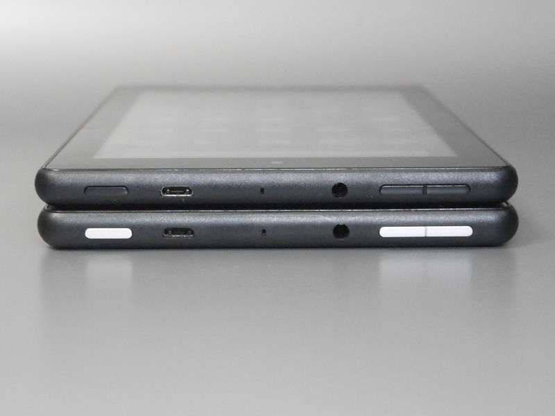 上面、ボタンやポート類の配置は同じだが、従来モデル(下)と異なり、ボタンの色が黒に改められている。目視で確認しにくく、個人的にはマイナス評価だ