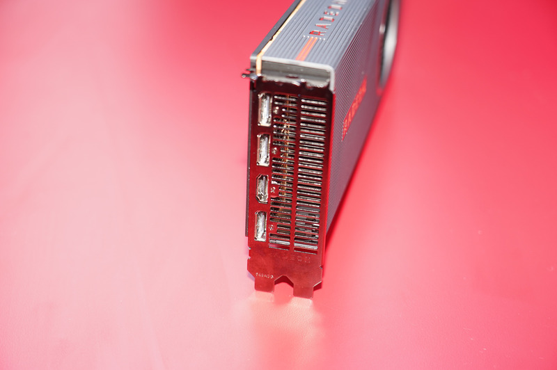 Radeon RX 5700 XTのリファレンスデザインカード