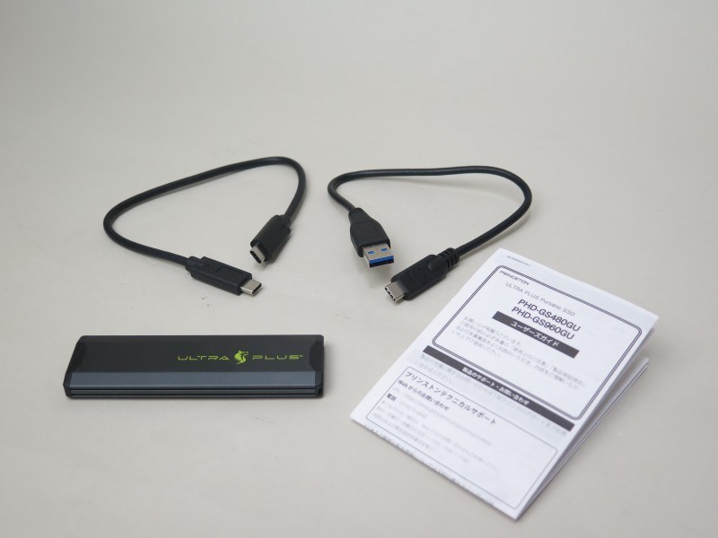 内容物は本体、USBケーブル2本と説明書のみ