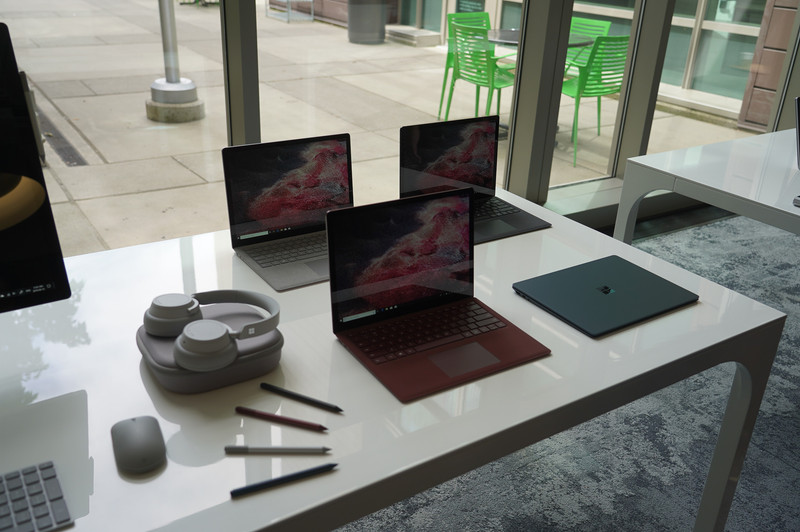 Surface Headphones(左)とSurface Laptop(右)。ヘッドフォンなども、グローネ氏のチームがデザインしている