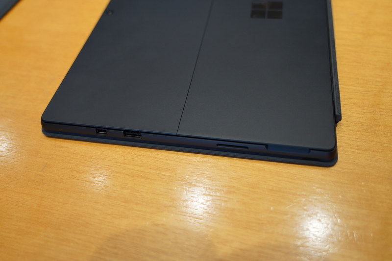 Surface Pro 6の右側面にはMini DisplayPort、USB Standard-A端子、Surface Connect端子が用意されており、USB Type-C端子はない