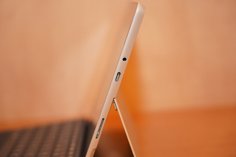 Surface Goの右側面もUSB Type-C端子とSurface Connect端子