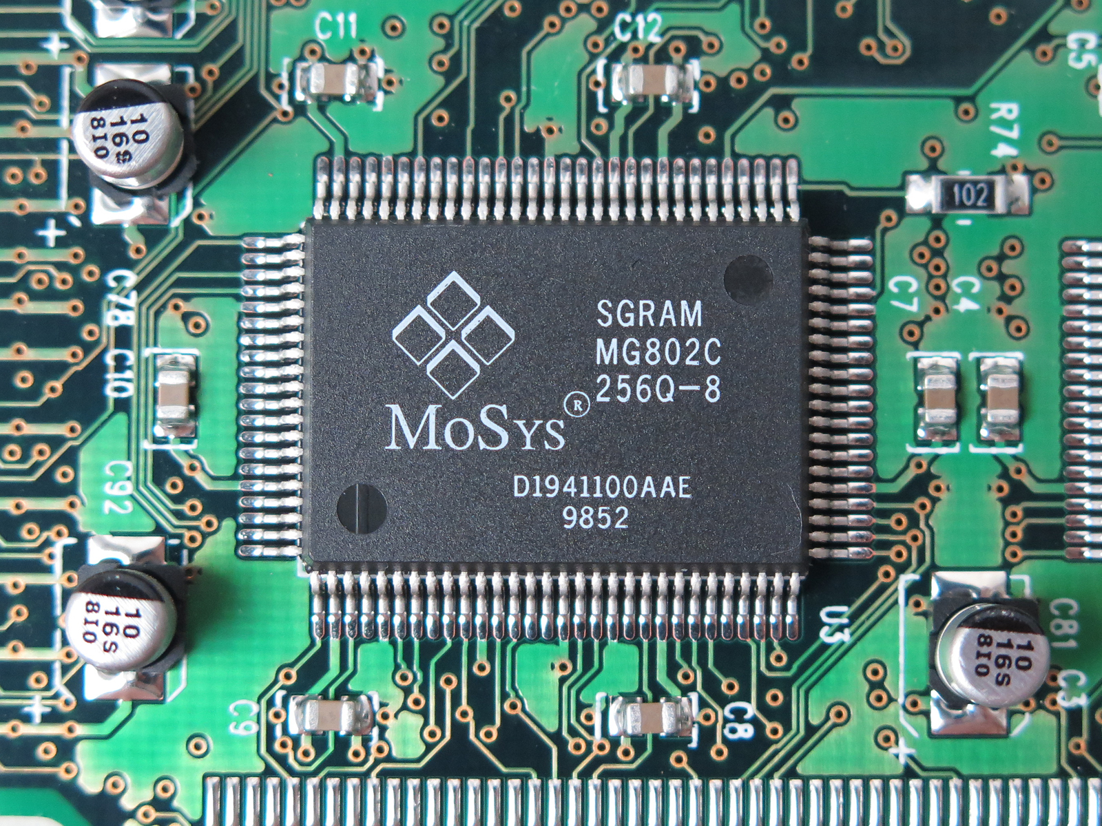 ビデオメモリはMoSys製のSGRAMを採用