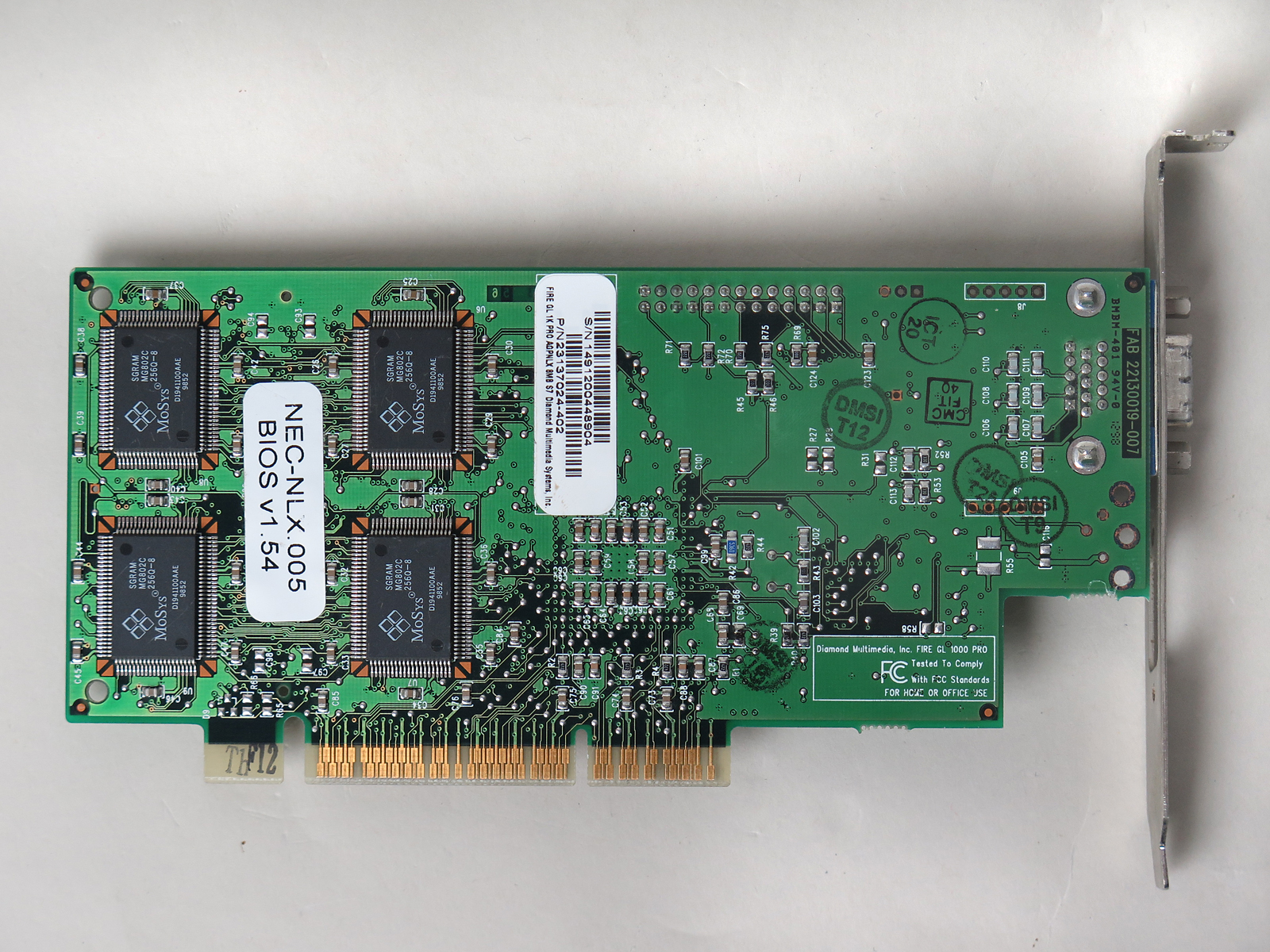 基板背面にもSGRAMを搭載