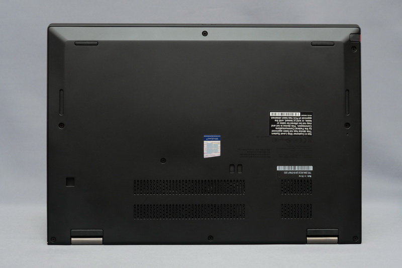 底面。フットプリントは約310.4×219mm(幅×奥行き)と、従来モデルよりも小さくなっている