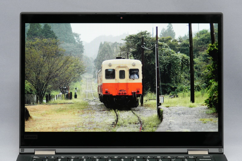 ディスプレイ表面は光沢処理で、発色は鮮やかだが外光の映り込みがやや気になる