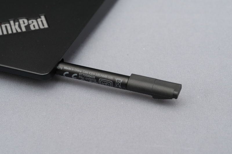 X390 Yogaには、4,096段階の筆圧検知に対応する「ThinkPad Pen Pro」が標準で付属。本体右側面に収納して持ち運べる