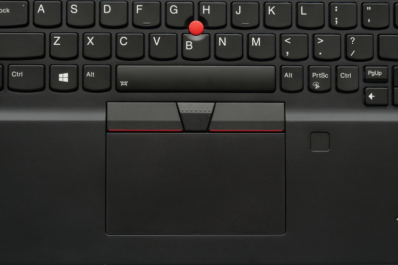 ポインティングデバイスは、スティック型の「TrackPoint」と、クリックボタン一体型タッチパッドの「ThinkPadクリックパッド」双方を搭載。これもThinkPadシリーズの魅力だ