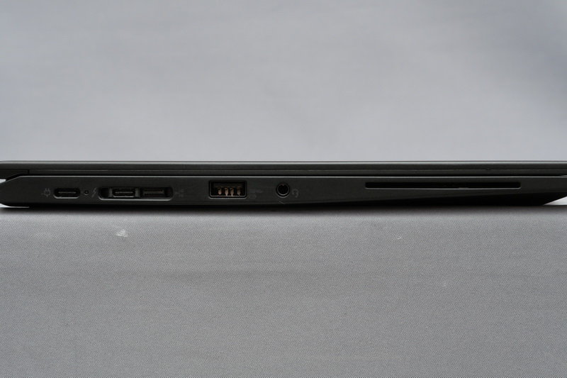 左側面にUSB 3.0 Type-C×1、Thunderbolt 3×1、イーサネット拡張コネクタ2×1、USB 3.0×1、オーディオジャックを用意。試用機には手前にスマートカードリーダーも搭載していた