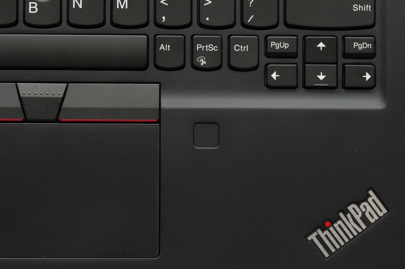 生体認証機能として右パームレストにWindows Hello対応の指紋認証センサーを搭載