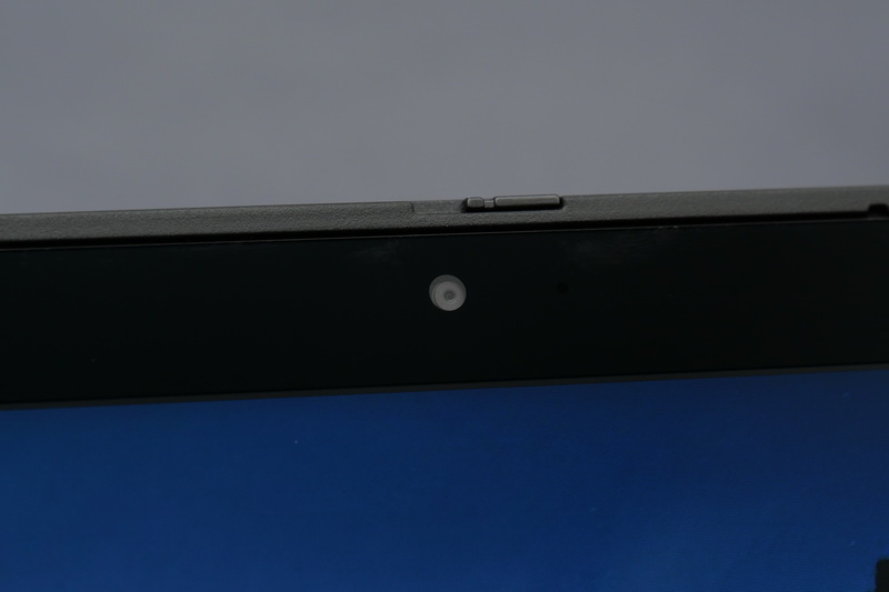 ディスプレイ上部には720p対応のWebカメラを搭載。オプションでWindows Hello対応の顔認証カメラも搭載可能だ