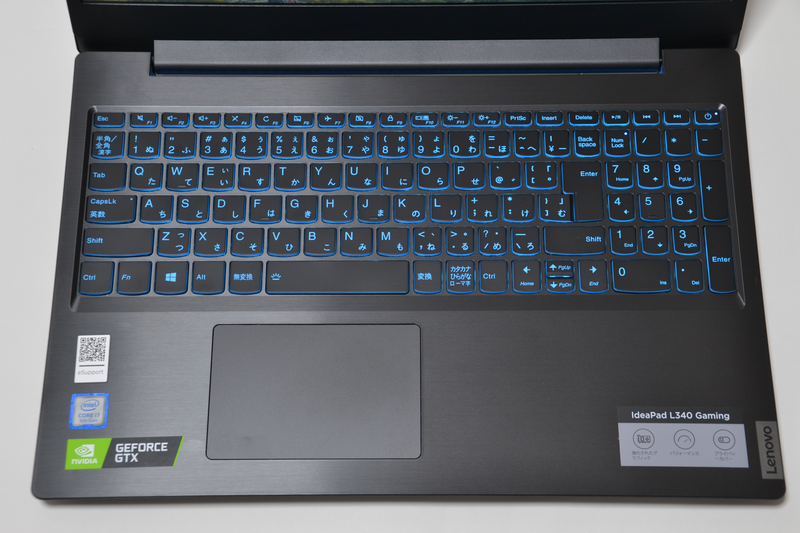 キーボードはバックライト搭載。テンキーやファンクションキーが特殊