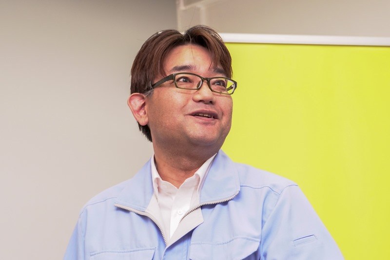 製造ラインの紹介と説明を行なった生産本部の松元一成氏