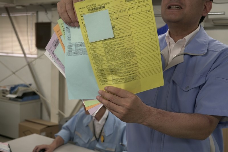 製造管理表。組み立てを行なう曜日に応じて違う色の表を使って管理している