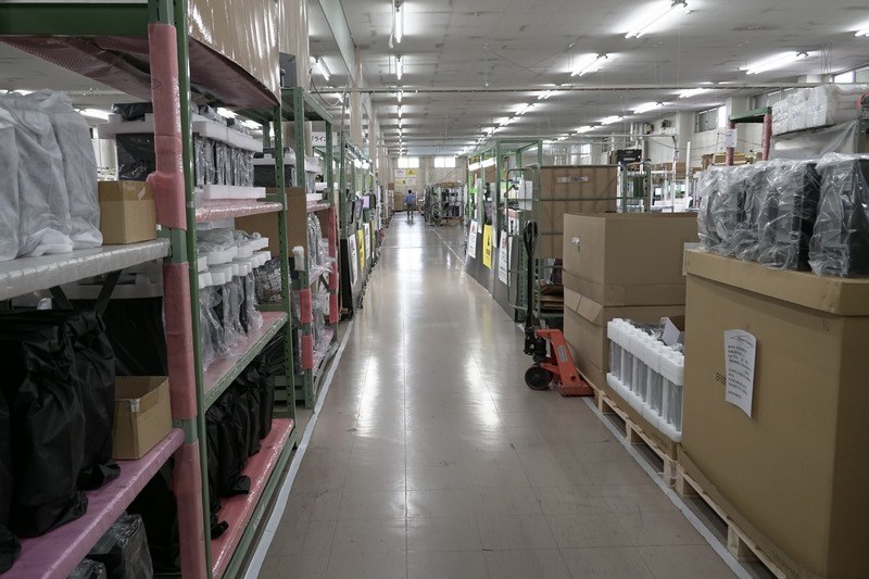 膨大な数の部材が並ぶ倉庫