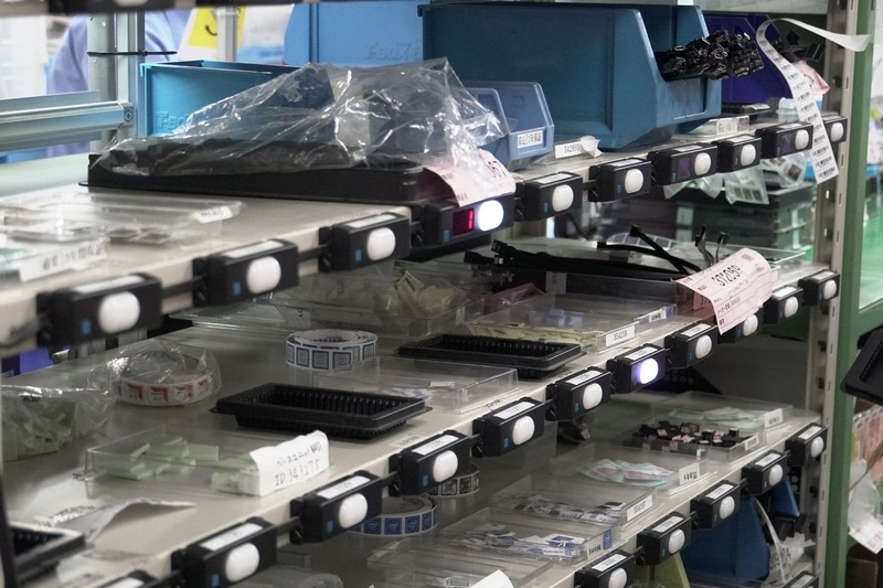 すると部材棚の必要な部材が置かれている場所のランプが点灯するので、ピックアップ