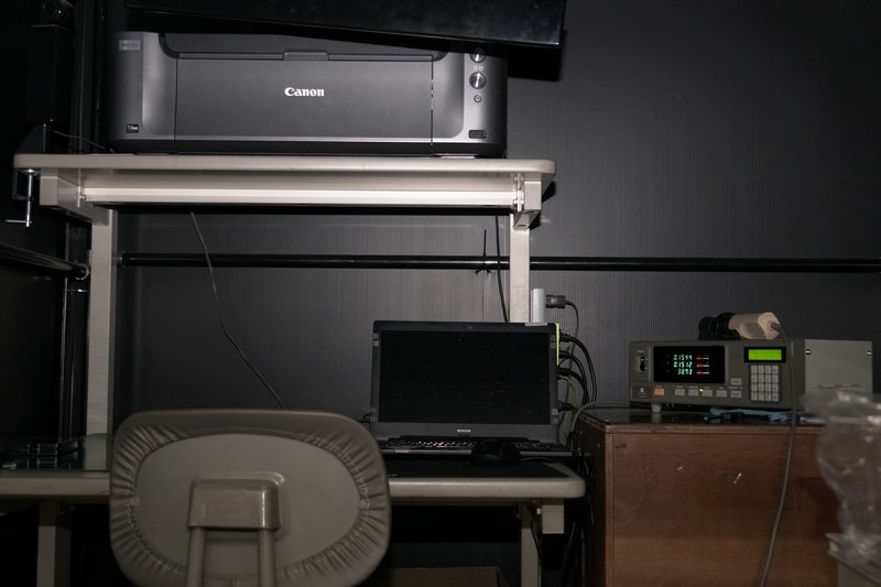 クリエイター向けのDAIVについては、個体ごとにディスプレイの色域などが基準値を満たしているかを暗室で検査