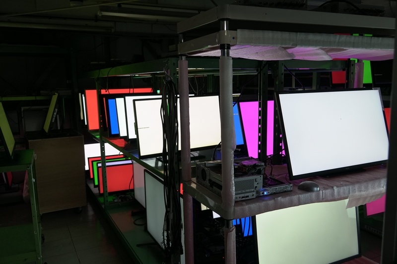 こちらはディスプレイ用だが40℃程度で動かし続ける高音室。製品の長期にわたる寿命を検査するためのもの。長いものはすでに数カ月ここで稼働し続けている