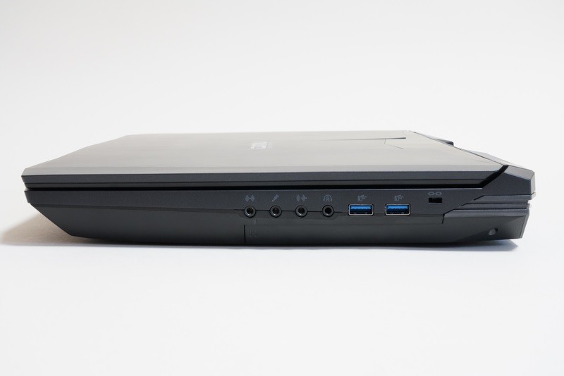 本体右側面。左からライン入力×1、マイク入力×1、ライン出力×1、ヘッドフォン出力・S/PDIF×1、USB 3.0 Type-A×2、ケンジントンロックを装備