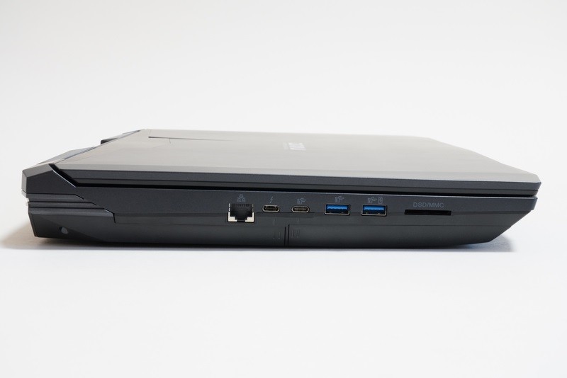本体左側面。左からGigabit Ethernet×1、USB 3.1 Type-C×2(左側はThunderbolt 3と共用)、USB 3.0 Type-A×2(右側は常時給電対応)、SDメモリカードスロット(UHS-II、SDXC対応)×1が配されている