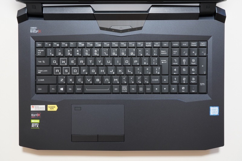 キーボード面。キーボードはテンキー付き。タッチパッドはホームポジションに合わせて左寄りに配置されている