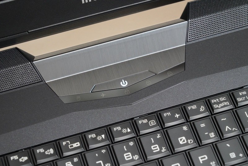 電源ボタンはヒンジ側に設置。その手前にはステータスLED(アクセスランプ、機内モード、スクロールロック、Capsロック、Numロック)が内蔵されている