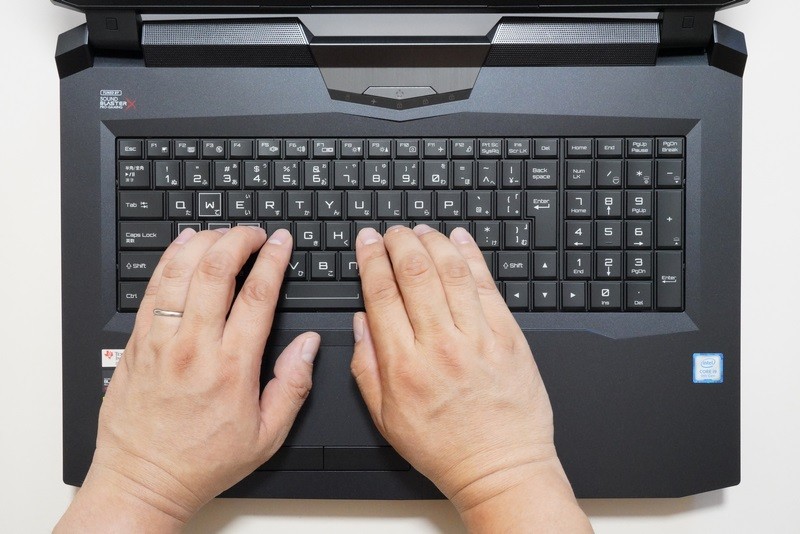 テンキーを搭載しているためにホームポジションは左寄りだが、ボディ自体が大きいので違和感はない