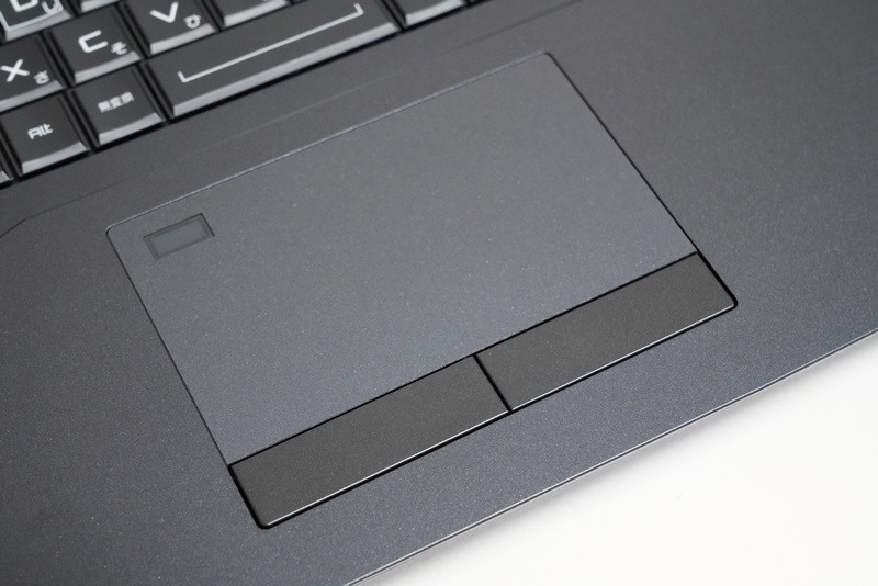 タッチパッド左奥にWindows Hello対応の指紋認証センサーを内蔵。パスワードの入力は不要だ