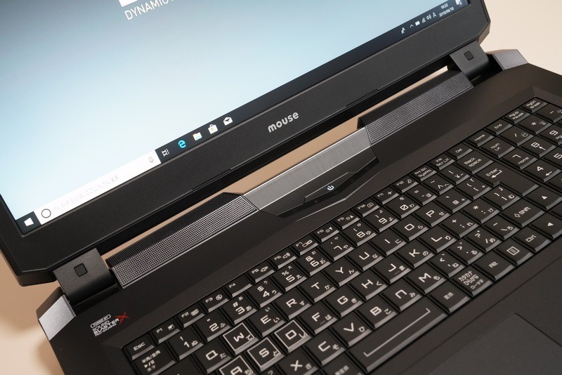 ステレオスピーカーはキーボード奥の特等席に内蔵されている