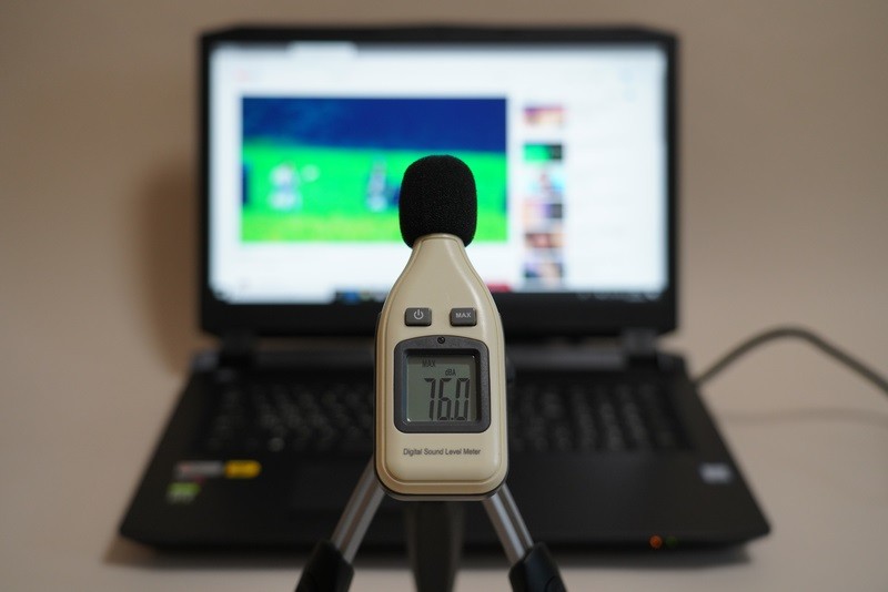 YouTubeで公開されている「前前前世 (movie ver.) RADWIMPS MV」を最大ボリュームで再生したさいの音圧レベルは最大76.0dBA(50cmの距離で測定)
