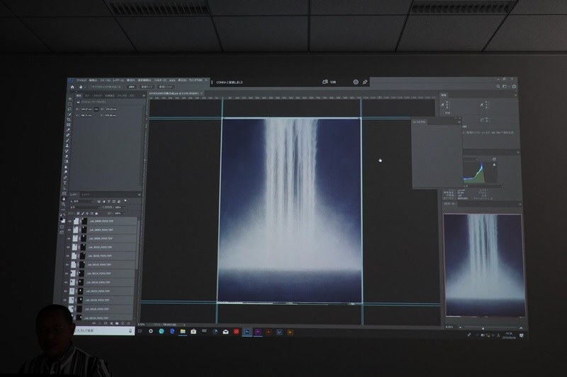 超高精細写真の編集画面。5,000万画素の画像がタイル状に20枚配置されている。この絵は約3億8,000万画素ぐらいで作られているとのこと ※これらの画像は千住博画伯のご厚意で掲載の許諾をいただいています。複製、転載は禁止させていただきます