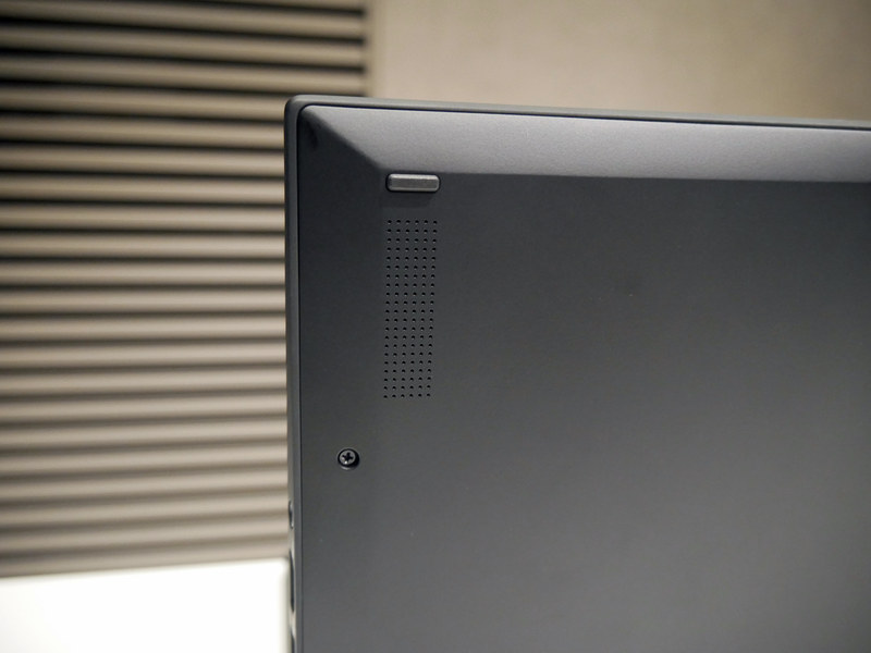 筐体底面にウーファーを配置している