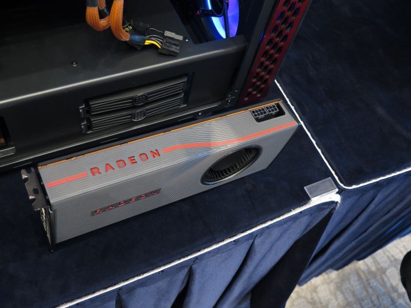 カバーの一部がしぼんだデザインとなっているが、これはエアフロー改善と騒音低減の効果があるのだという