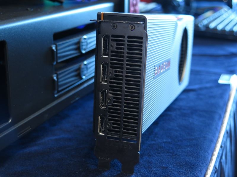 ディスプレイ出力はDisplayPort×3、HDMI×1だ