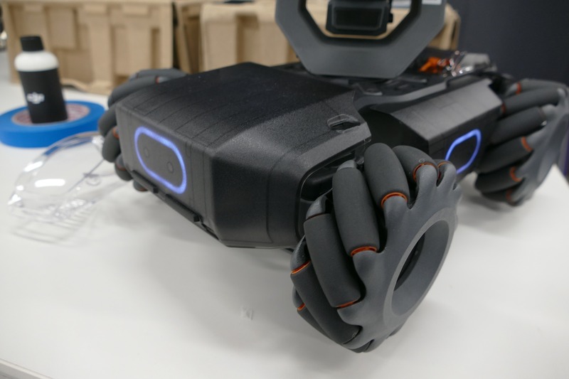 メカナムホイールで全方向移動が可能