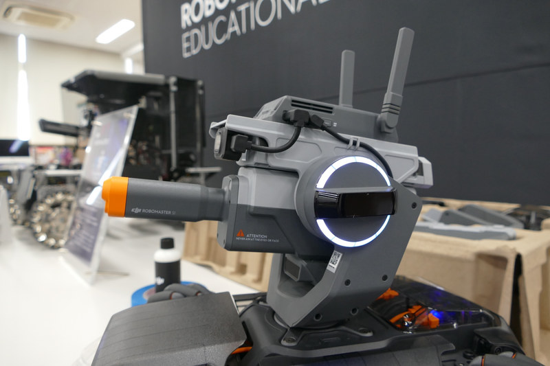 2軸ジンバルにカメラとブラスターを搭載