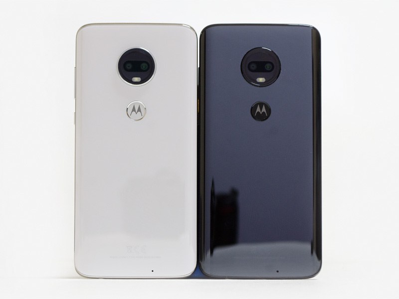 中央上に背面カメラ、その下「M」の部分が指紋センサー