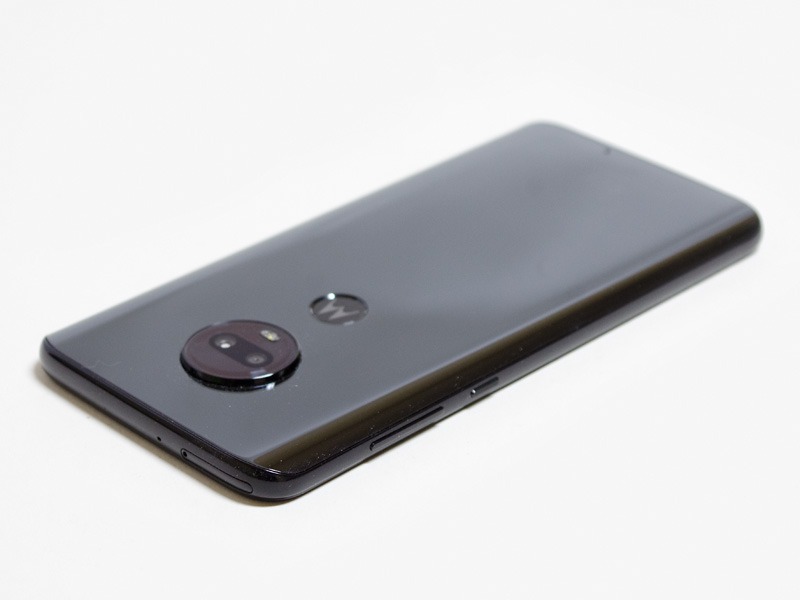 上側面にmicroSDカード/Nano SIMカードスロット。右側面に音量±ボタンと電源ボタン