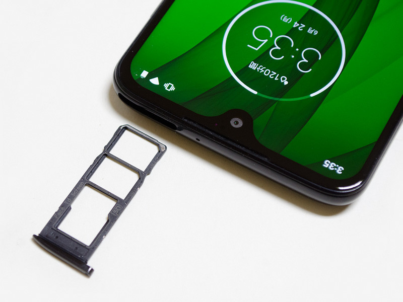 Nano SIMスロット付近。手前から順にmicroSDカード、SIM1、SIM2。排他ではなくすべて同時に使用できる