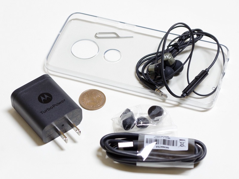付属品はソフトケース、USBケーブル、イヤフォン/イヤパッド、イジェクトピン、USB式ACアダプタはサイズ約4.5×4×2.2cm、重量48g、出力5V3A/9V2A/12V1.5A