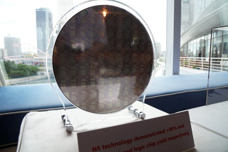 TSMCが展示していた5nmプロセス技術を使ったウェハ