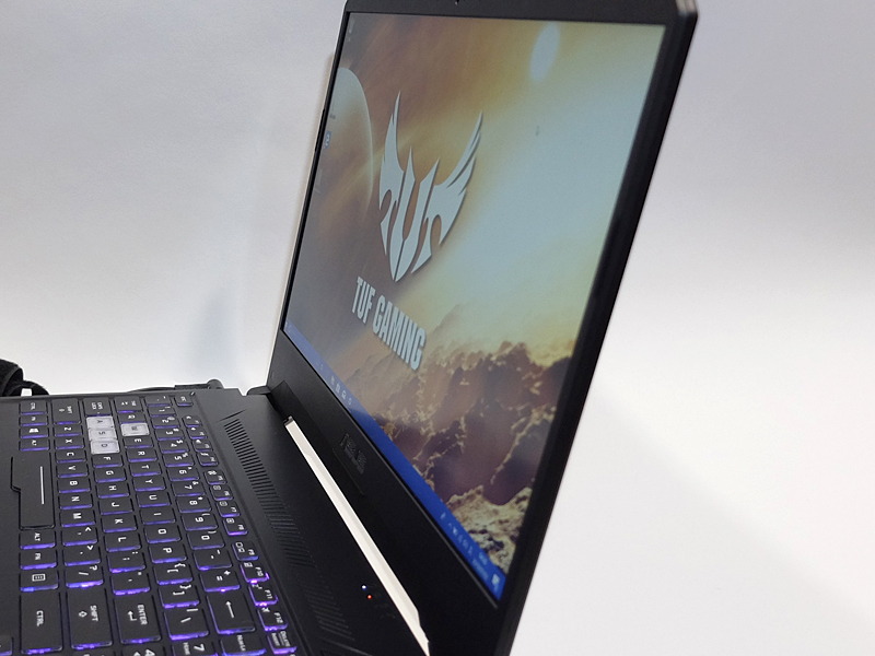 15.6型ディスプレイはノングレア加工で、搭載パネルはフルHDのTFT