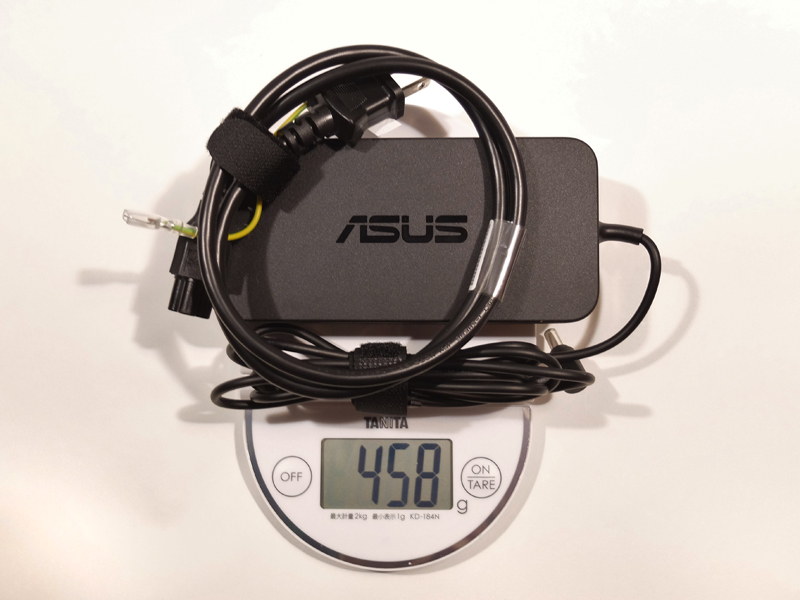 ACアダプタと電源ケーブルの重量は合わせて実測で約458gでかなり大きめ