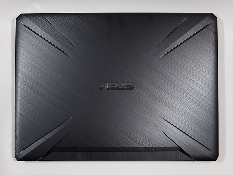 天板は特徴的な頑強そうなデザイン。中央にASUSのロゴを備える
