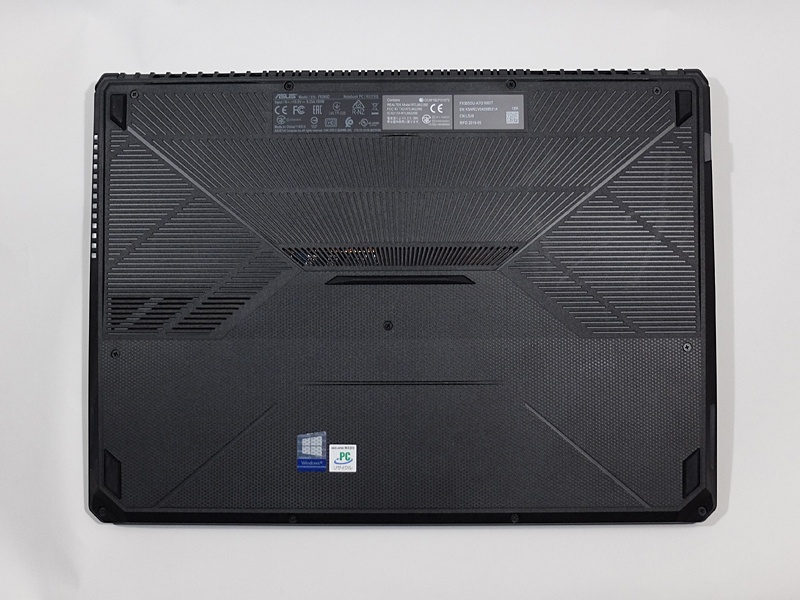 底面部には4隅にゴム足を備えるほか、中央部にはスリットもある