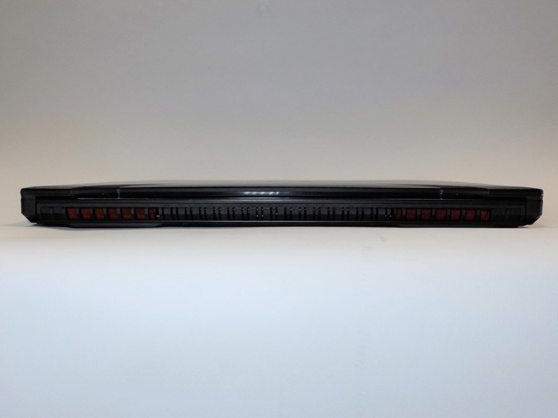 背面部に端子類は備えず、排気口が用意されている